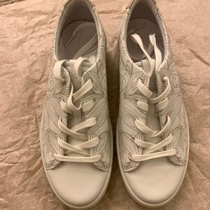 Ecco Soft 7 White Floral Women's Size 8 Sneakers New!